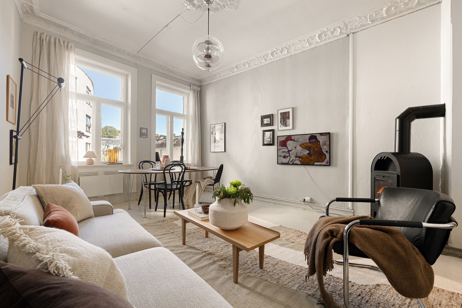 Leiligheten har klassiske detaljer m/stukkatur & rosett samt en takhøyde på over tre meter målt i stue. Galleribilde