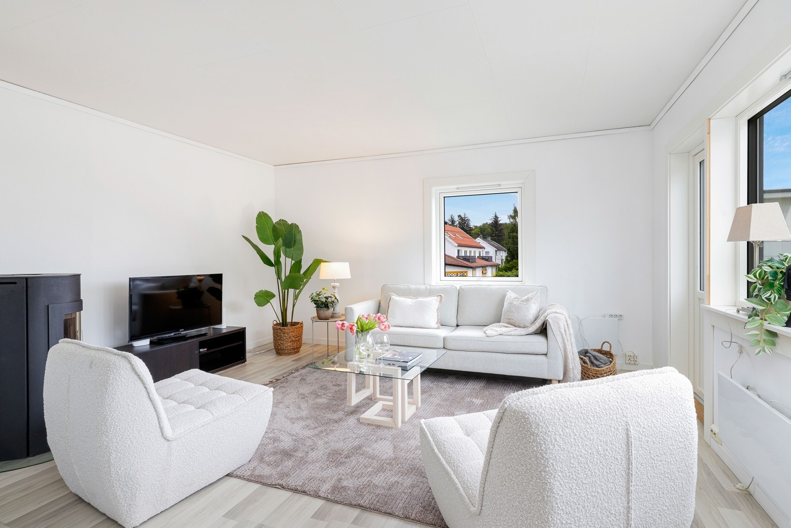 Stue med god plass sofagruppe og spisebord. Galleribilde