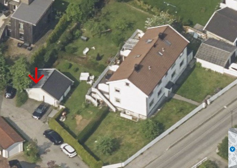 Tilhørende garasje (trappen på bilde ned fra veranda er tatt bort). Galleribilde