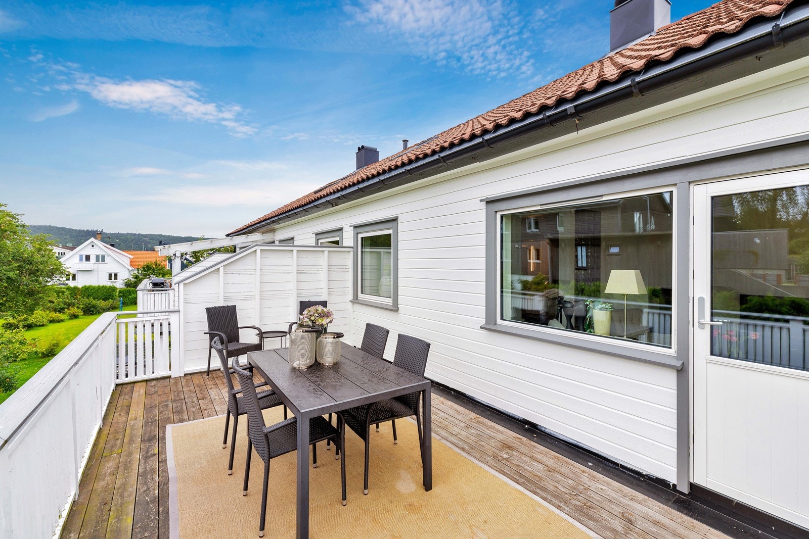 Stor terrasse med gode solforhold. Galleribilde