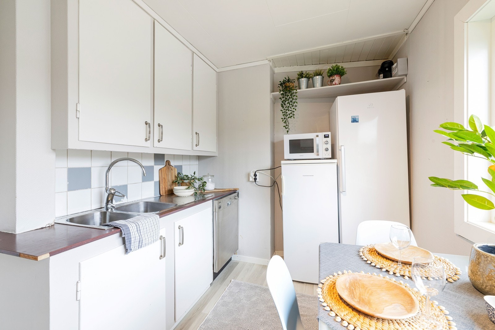 Kjøkken med eldre innredning. God skap- og benkeplass, samt spiseplass Galleribilde