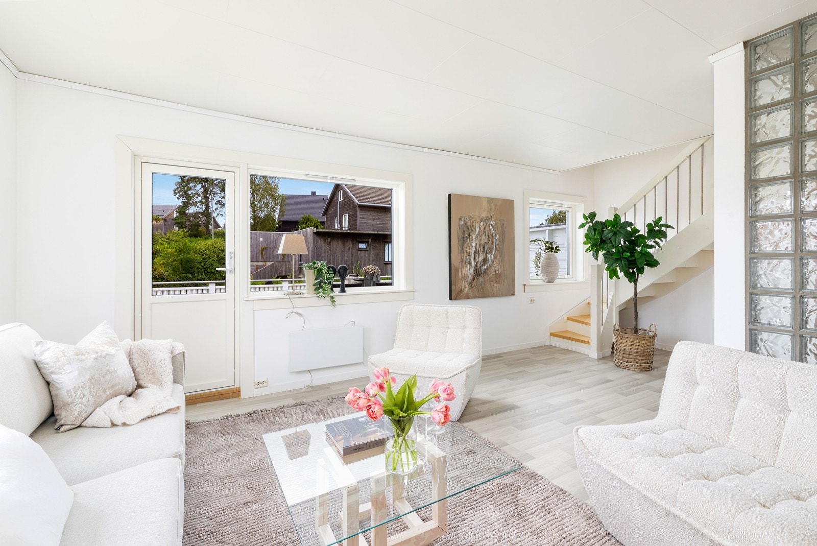 Stue med utgang til terrasse med gode solforhold. Galleribilde