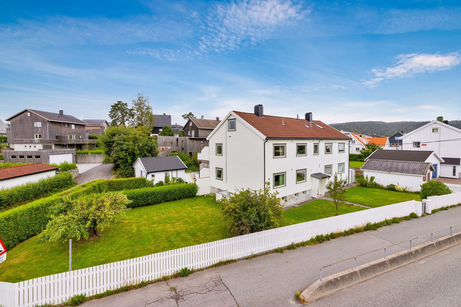 Pent opparbeidet hage med gressplen som er delt i sameiet. Nærmeste delen følger leiligheten. Galleribilde