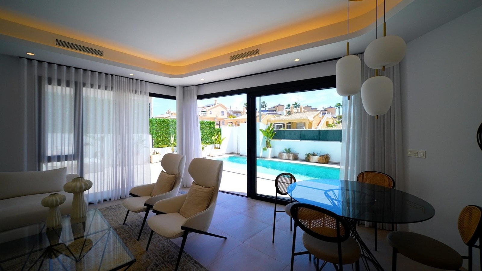 Stue med store vinduer Galleribilde