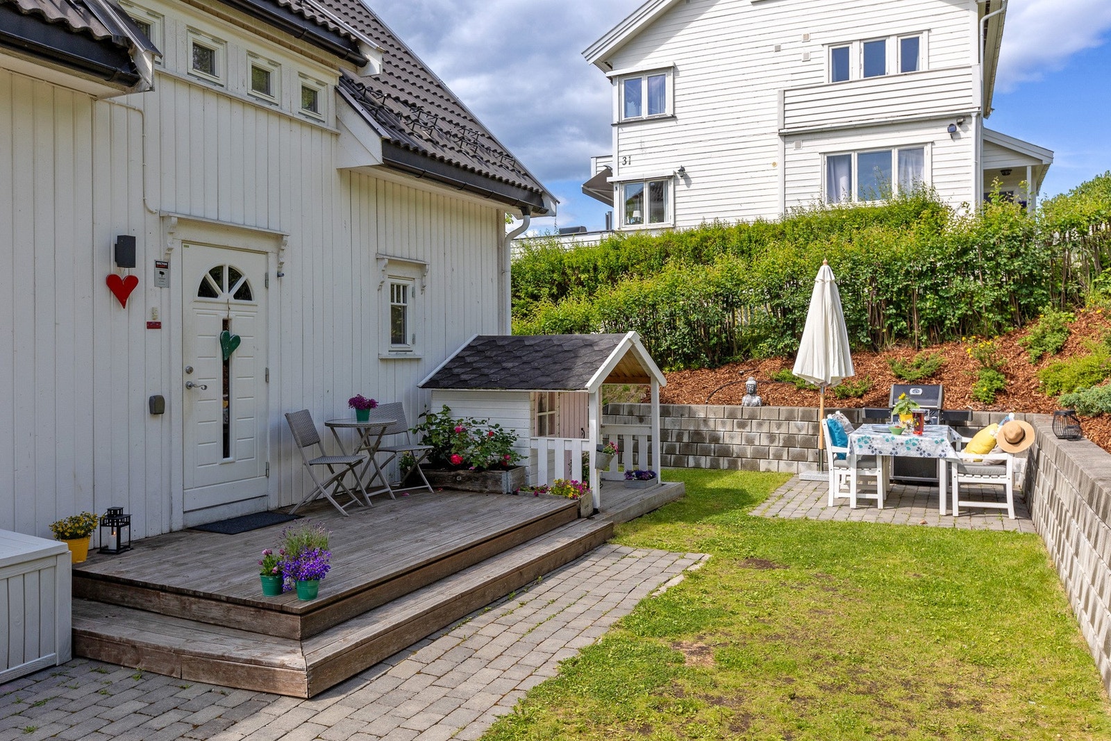 Fint uteareal på inngangssiden med formiddagssol Galleribilde