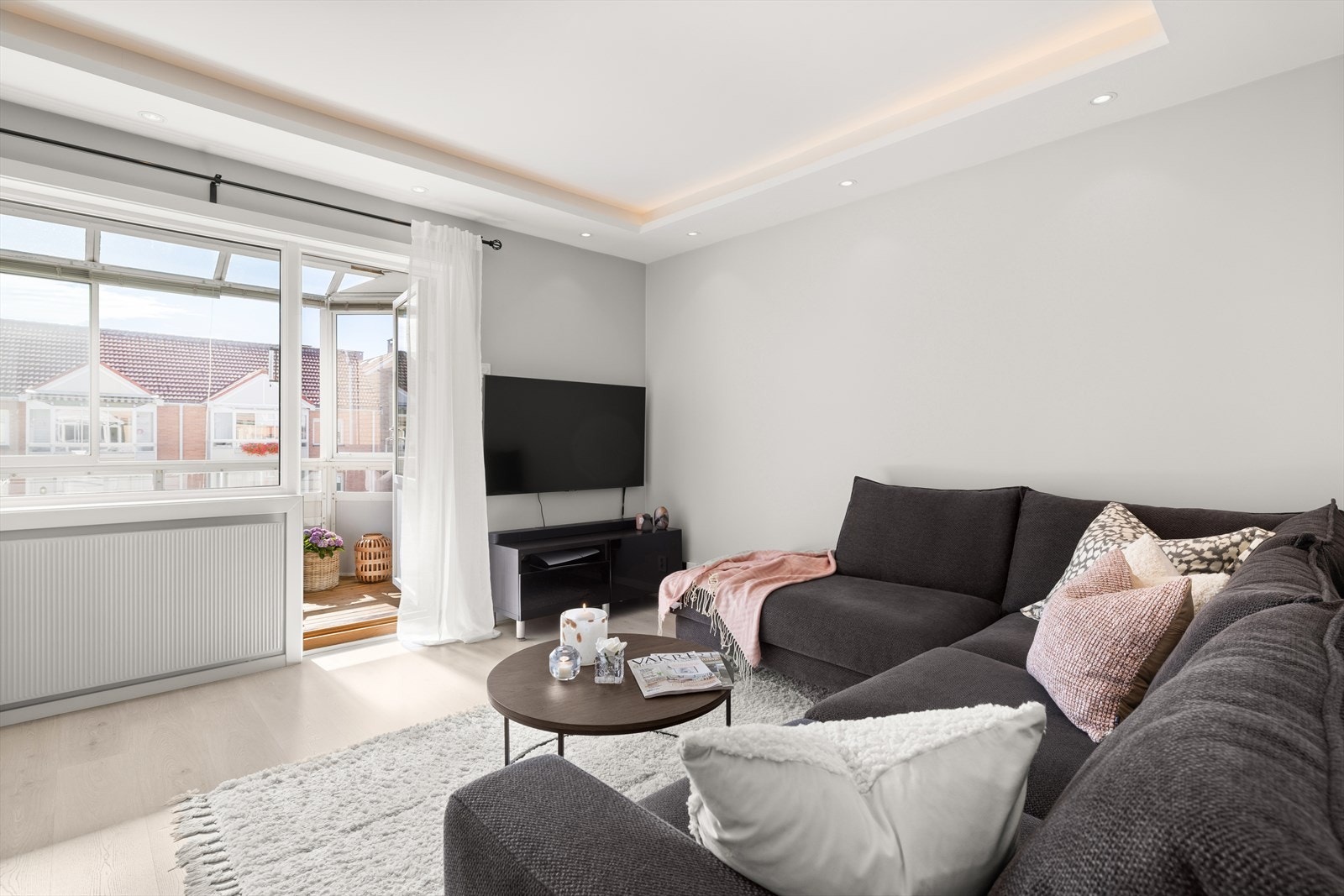 Stuen er av god størrelse med plass til sofagruppe og tv-seksjon Galleribilde