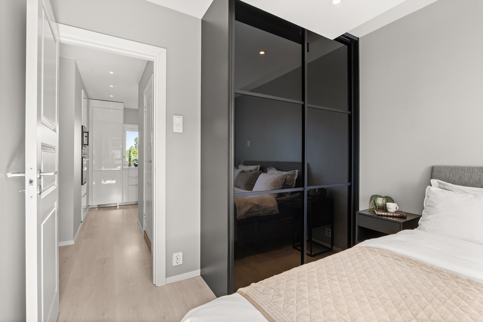 Praktisk skyvedørsgarderobe med mye oppbevaringsplass medfølger Galleribilde