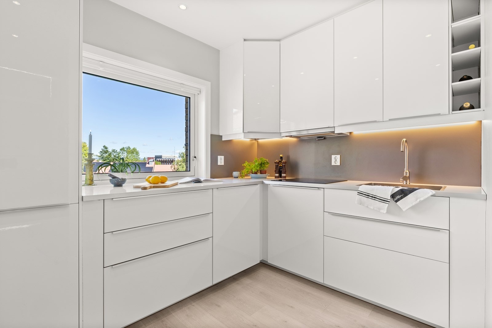 Lekkert og tidløst kjøkken fra 2019 med alt integrert Galleribilde