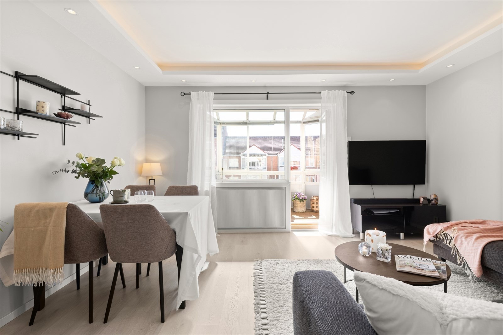 Leiligheten har en god planløsning med plass til flere sittegrupper og soner Galleribilde