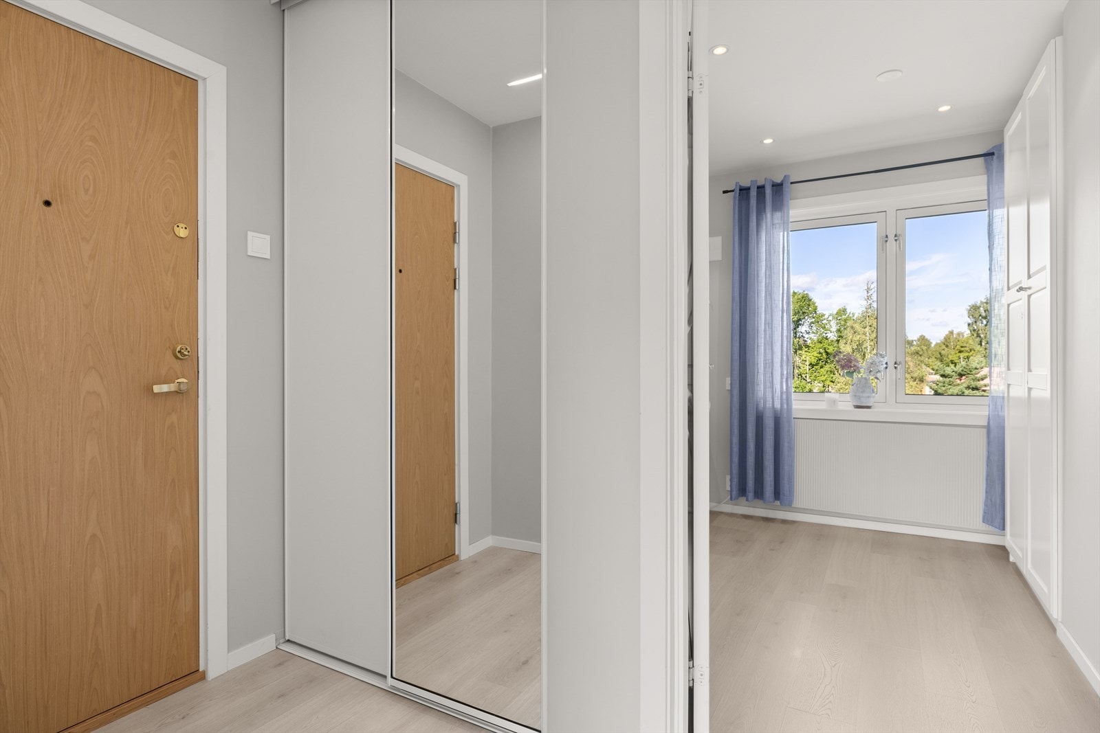 Entrè med skyvedørsgarderobe, her er det god plass til oppbevaring av sko og yttertøy Galleribilde