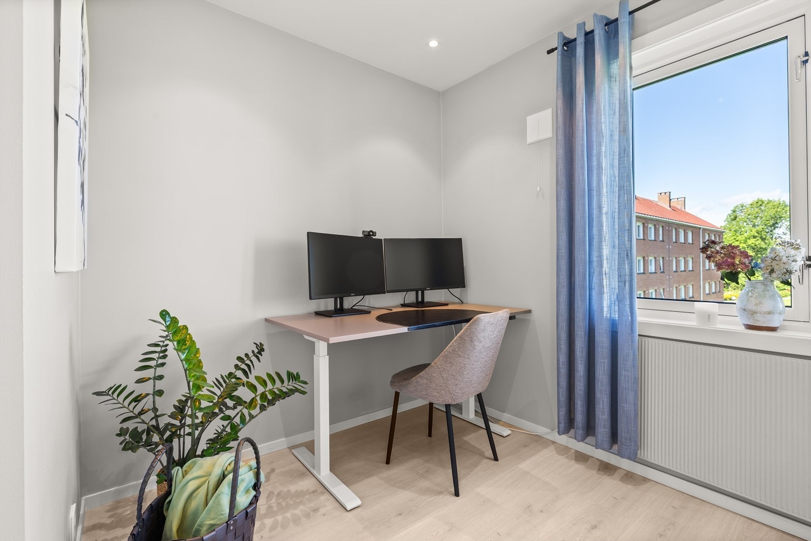 Soverom II | Hyggelig soverom med plass til seng, skrivepult, garderobeløsning m.m. Galleribilde