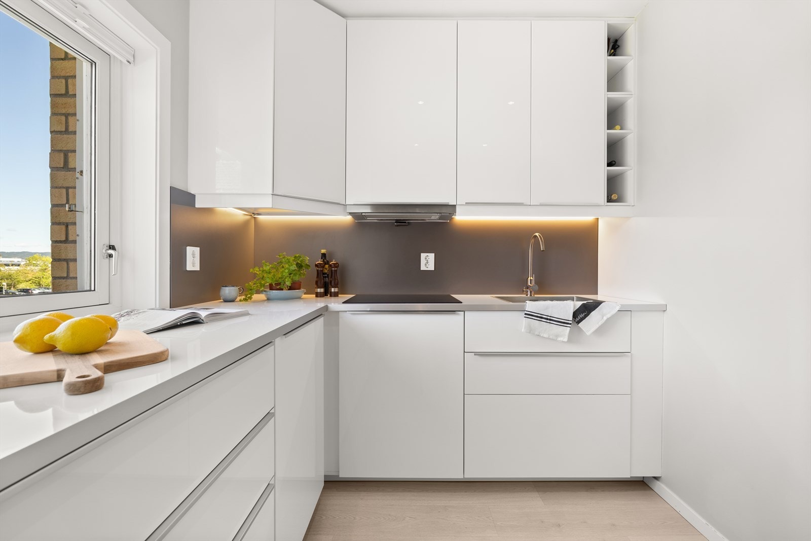 Det er godt med oppbevaringsplass i skuffer og skap Galleribilde