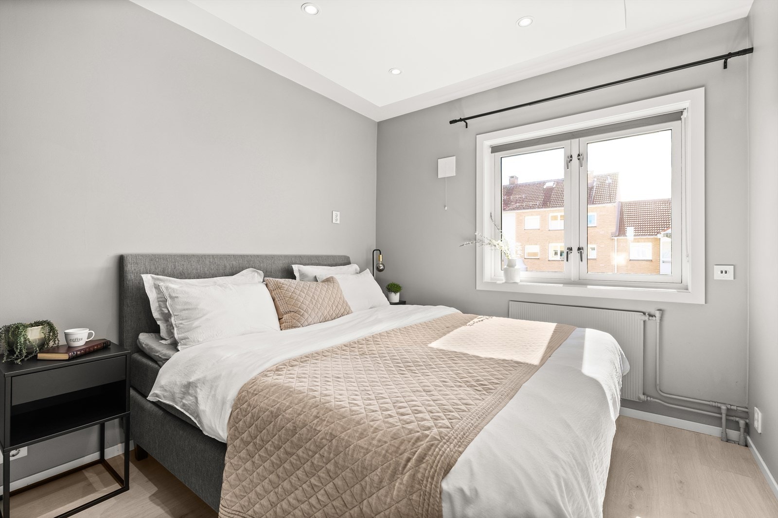 Hovedsoverommet | Rommet er av god størrelse med plass til dobbeltseng med tilhørende nattbord Galleribilde