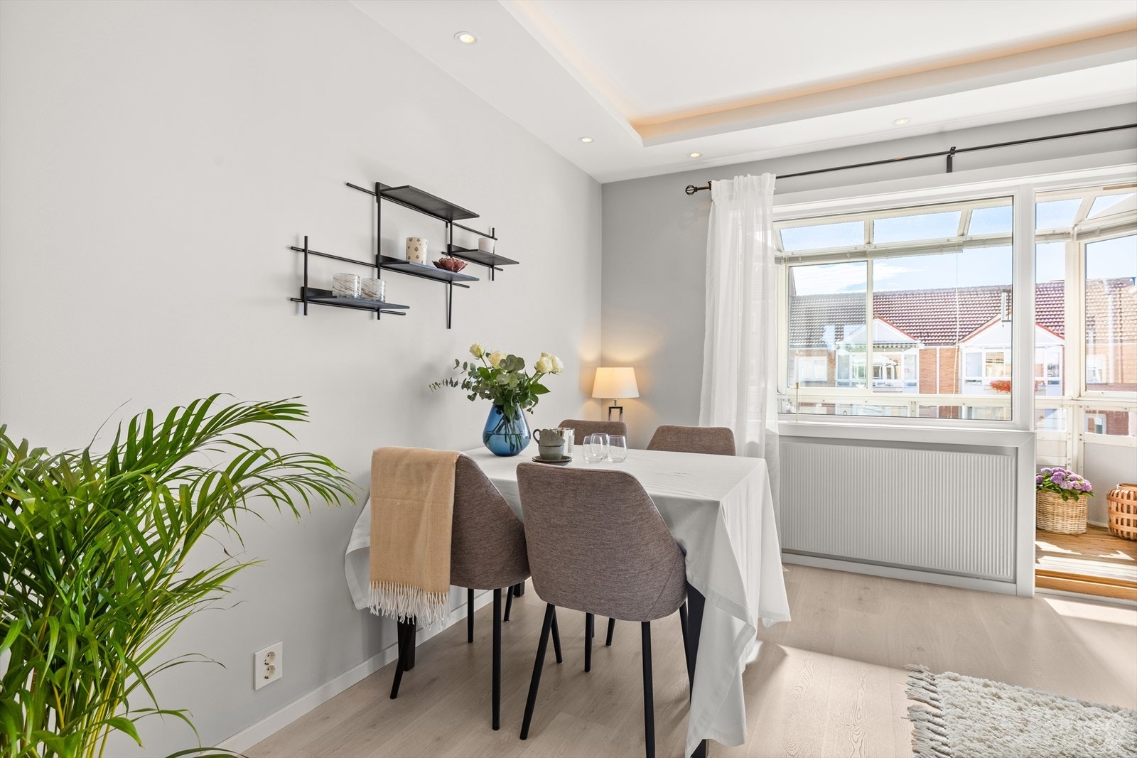 Svært lys og luftig stue med mye naturlig lysinnslipp Galleribilde