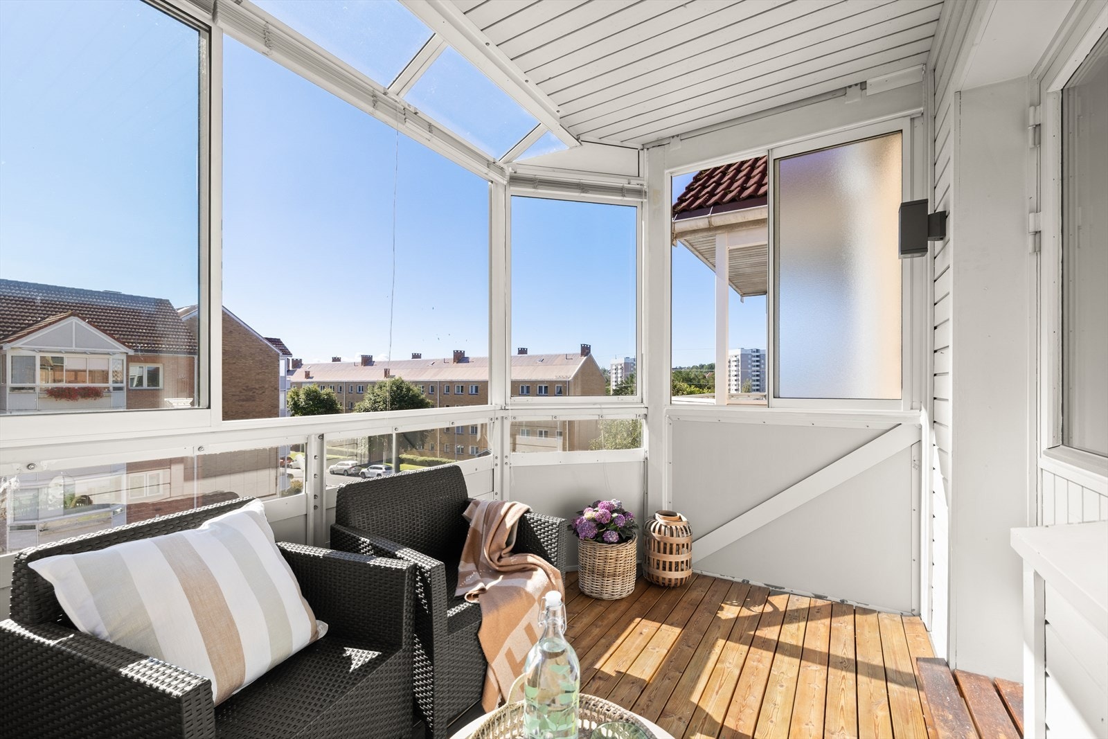 Fra stue er det utgang til syd-østvendt innglasset balkong med gode solforhold og fin plass til sittegruppe Galleribilde