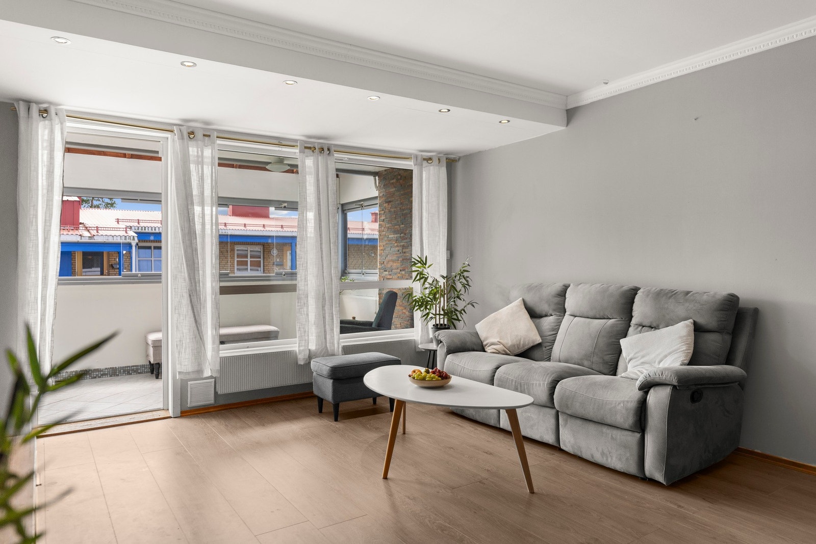 Gode vindusflater i stuen sikrer leiligheten rikelig med naturlig lysinnslipp. Galleribilde