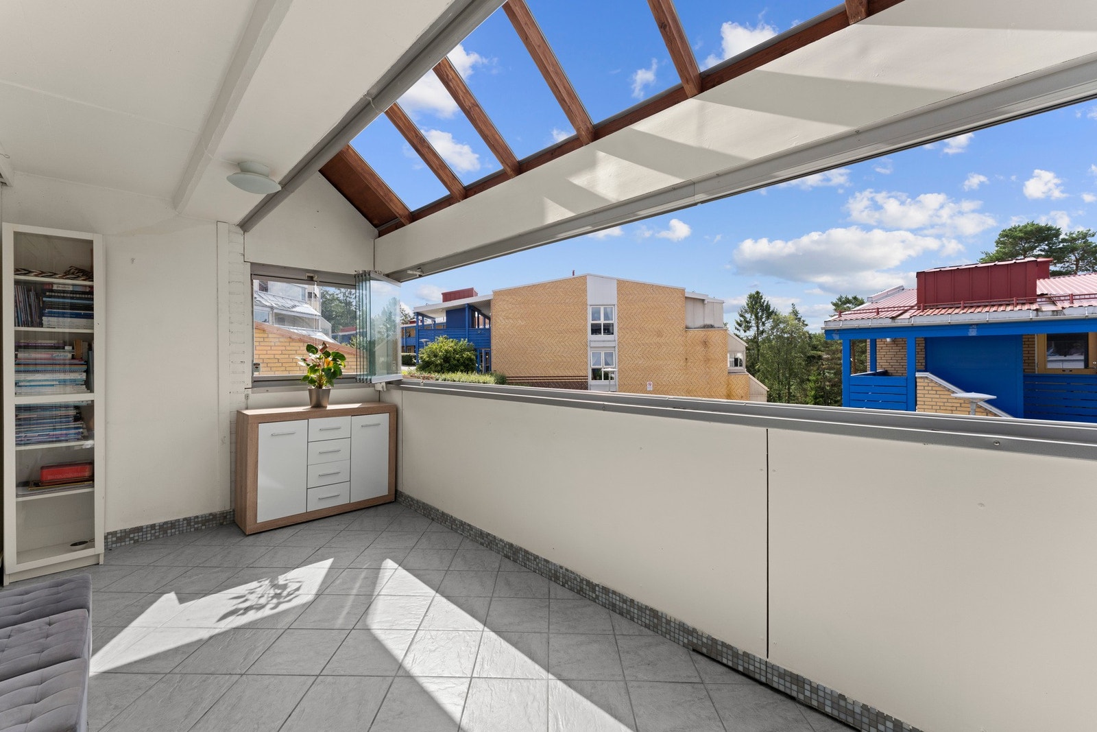 Sydvestvendt, innglasset balkong på 16 m² med god plass til sittegruppe - ideell for å nyte solen og forlenge utesesongen. Galleribilde