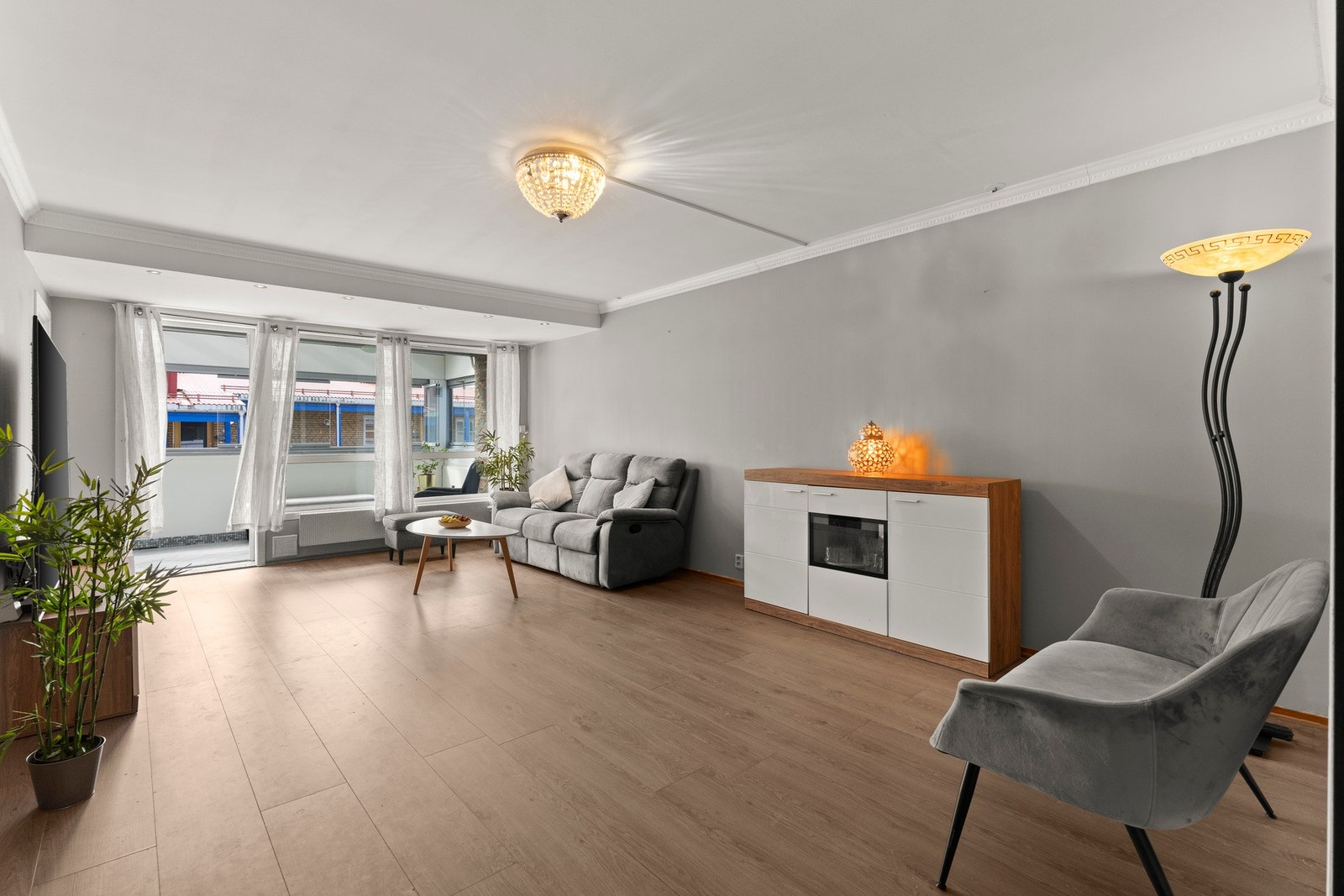 En romslig og lys 4-roms leilighet med disponibelt rom. Galleribilde