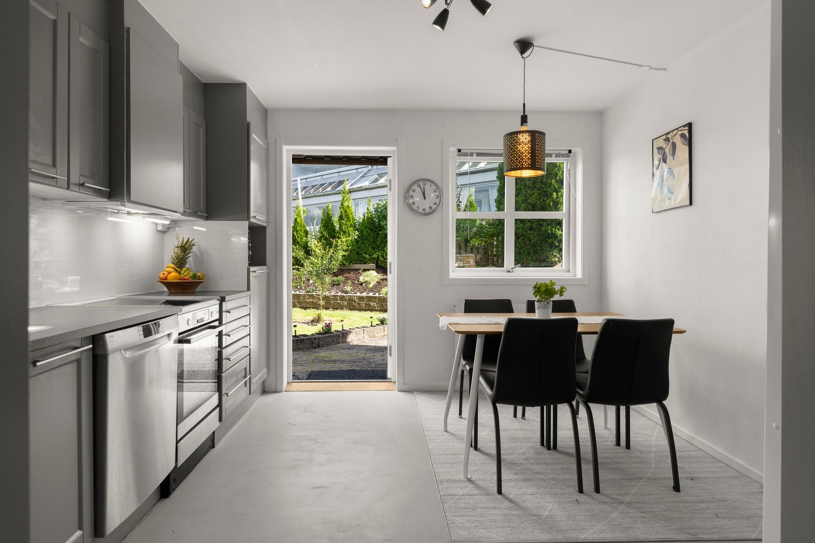 Lyst og funksjonelt kjøkken med klassisk innredning med profilerte fronter, laminatbenkeplate og rikelig skap- og benkeplass - en praktisk løsning for både hverdagsmatlaging og når du har gjester. Galleribilde
