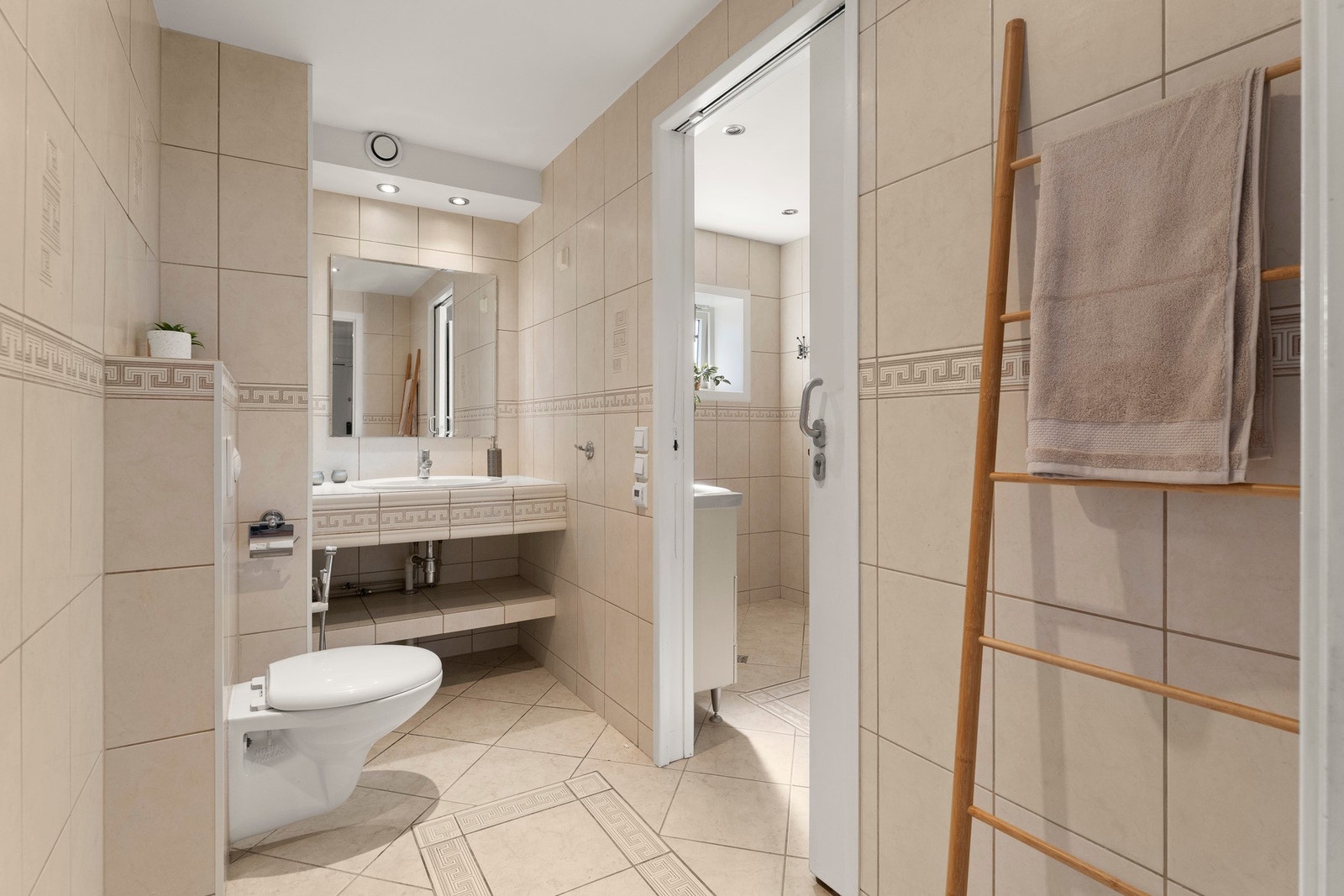 Eier opplyser at badet ble pusset opp i 2010, basert på informasjon fra forrige salgsoppgave, men det foreligger ingen dokumentasjon på arbeidet. Galleribilde
