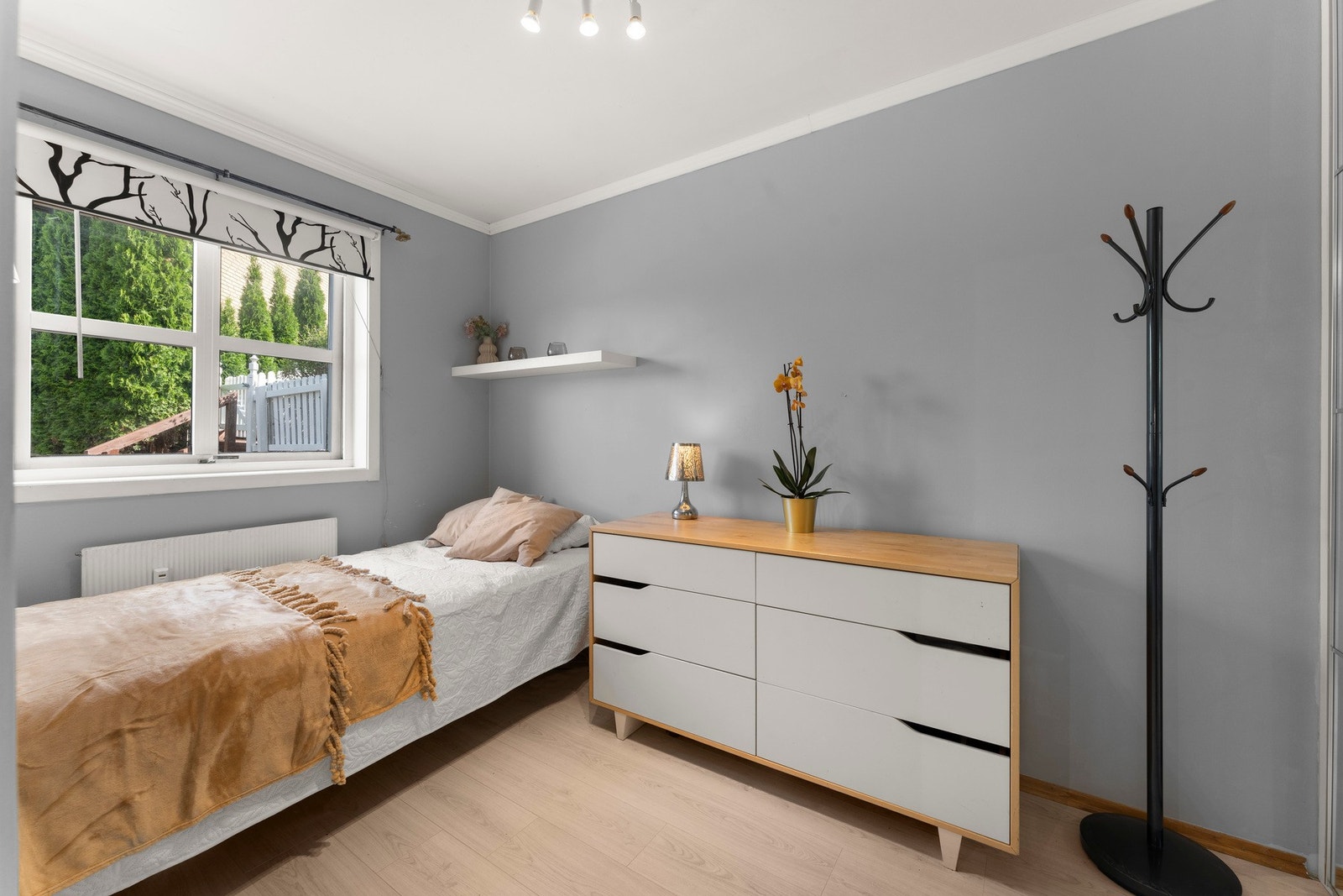 Soverom nr 2 og 3, passer perfekt som barnerom, gjesterom eller hjemmekontor, med god plass til seng og oppbevaring. Galleribilde