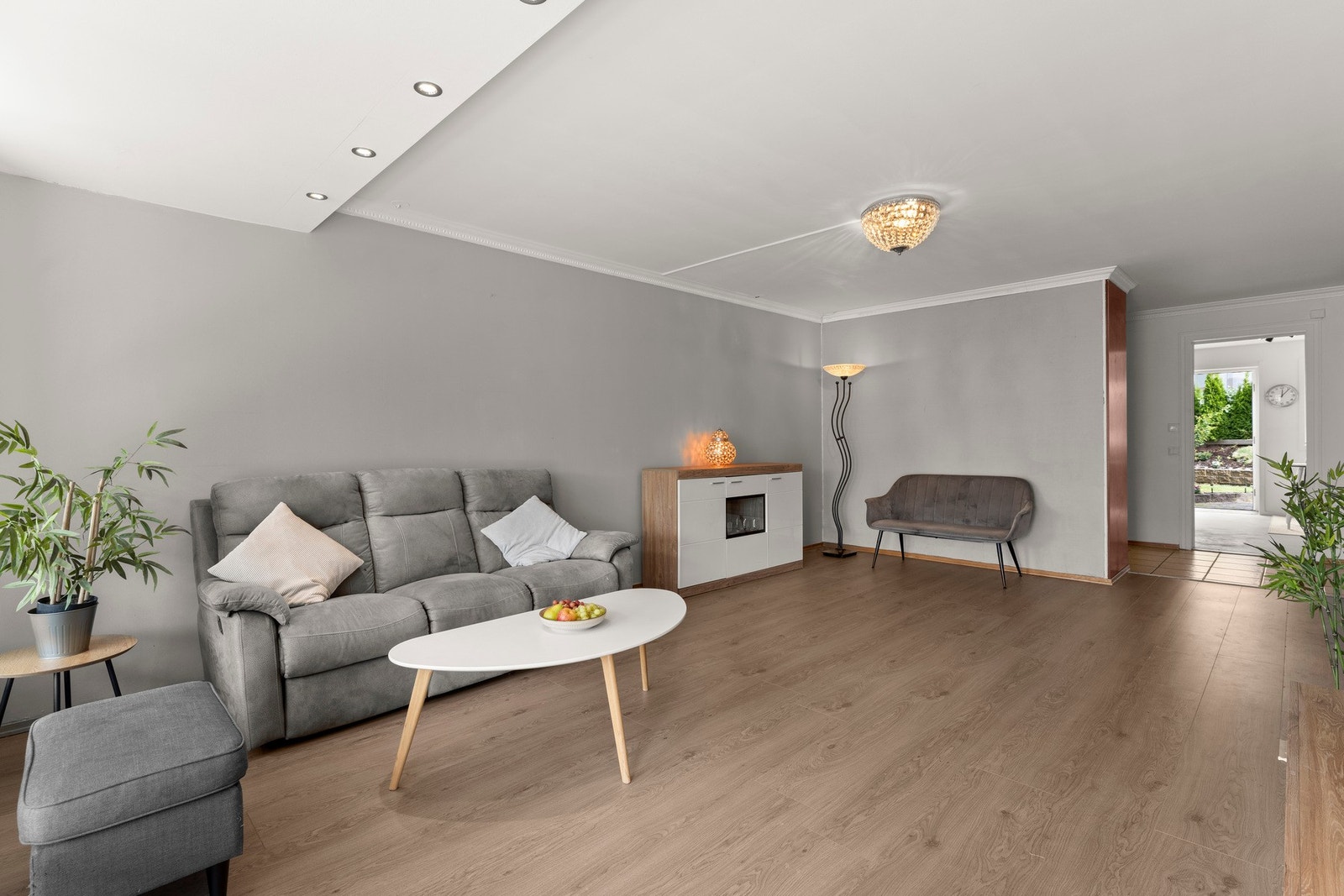 Romslig stue med god plass til både sitte- og spisegruppe. Galleribilde