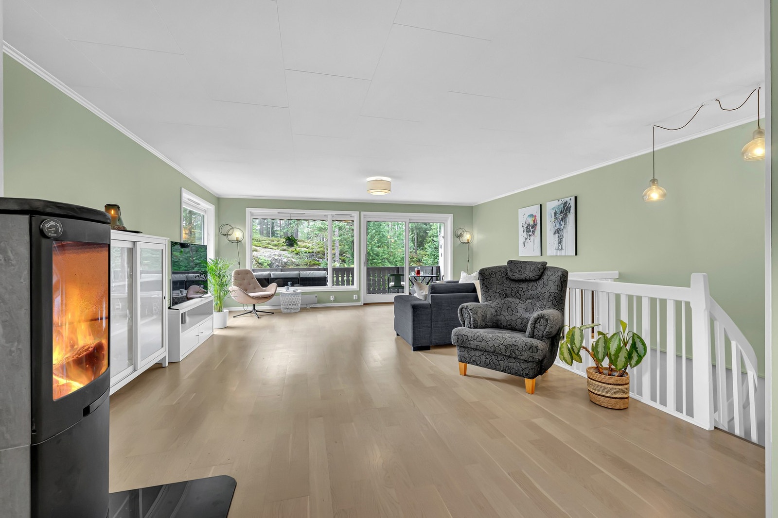 Stuen er stor og innbydende, med rikelig plass til både avslapning og sosialt samvær. Galleribilde