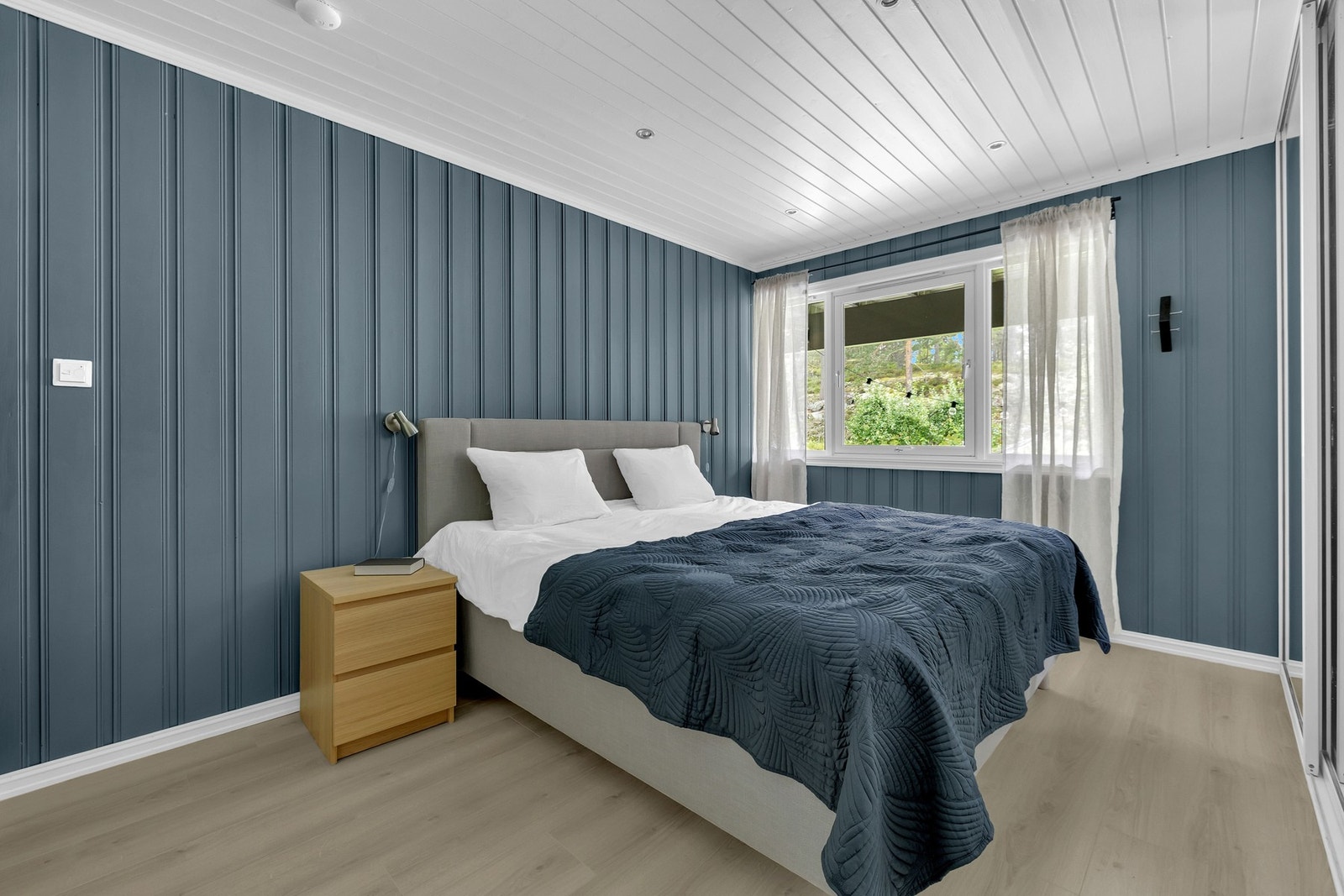 Boligen har tre gode soverom som alle lar seg innrede med seng, nattbord og garderobeløsning. Galleribilde