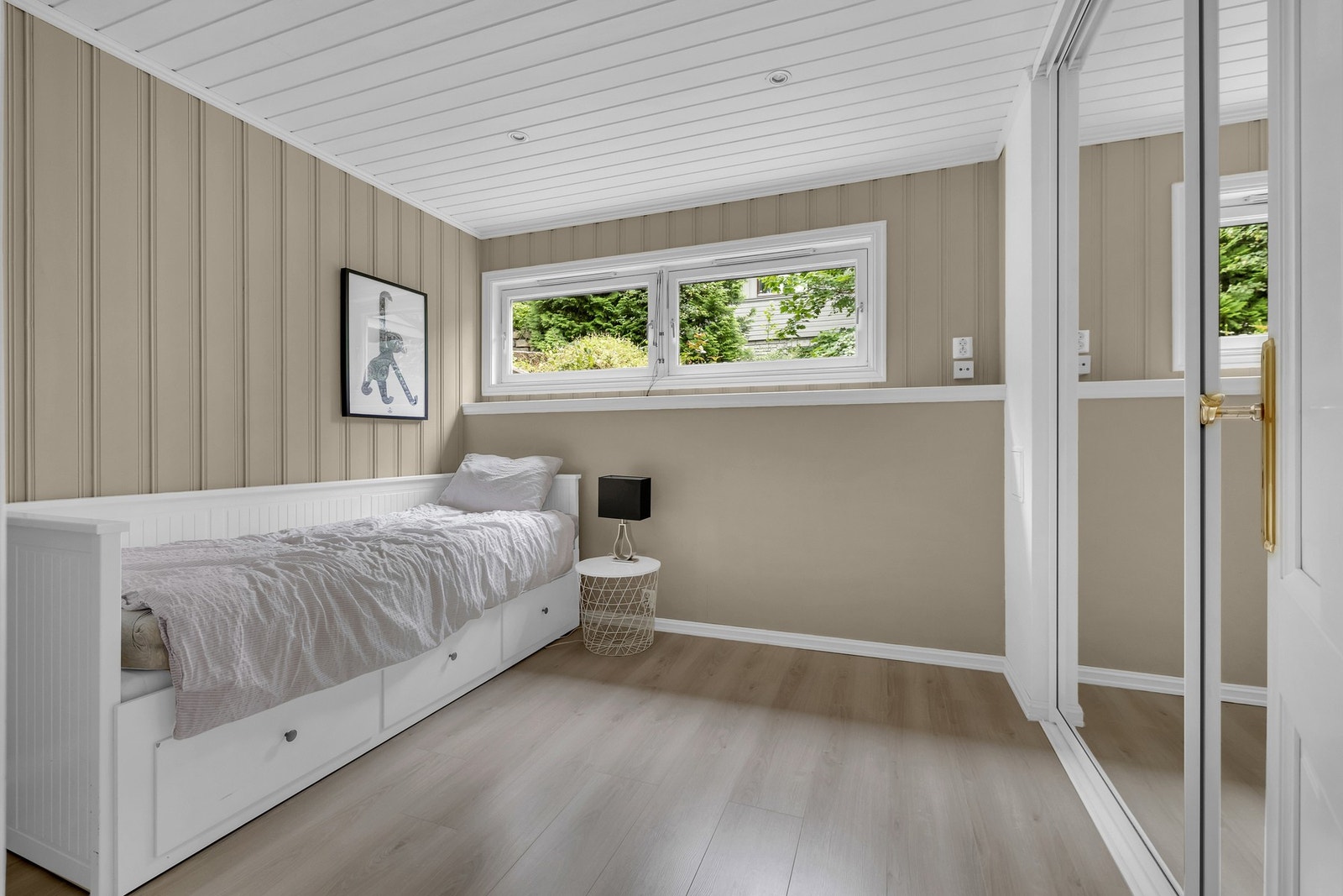 Det gjøres oppmerksom på at boligens tredje soverom opprinnelig var godkjent som tørk-/hobbyrom, les mer under "midlertidig brukstillatelse og ferdigattest". Galleribilde