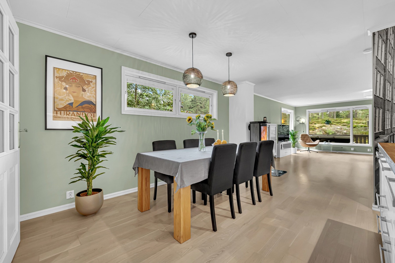 Det er plass til både en stor spisegruppe og en romslig sofakrok, så her får alle plass! Galleribilde