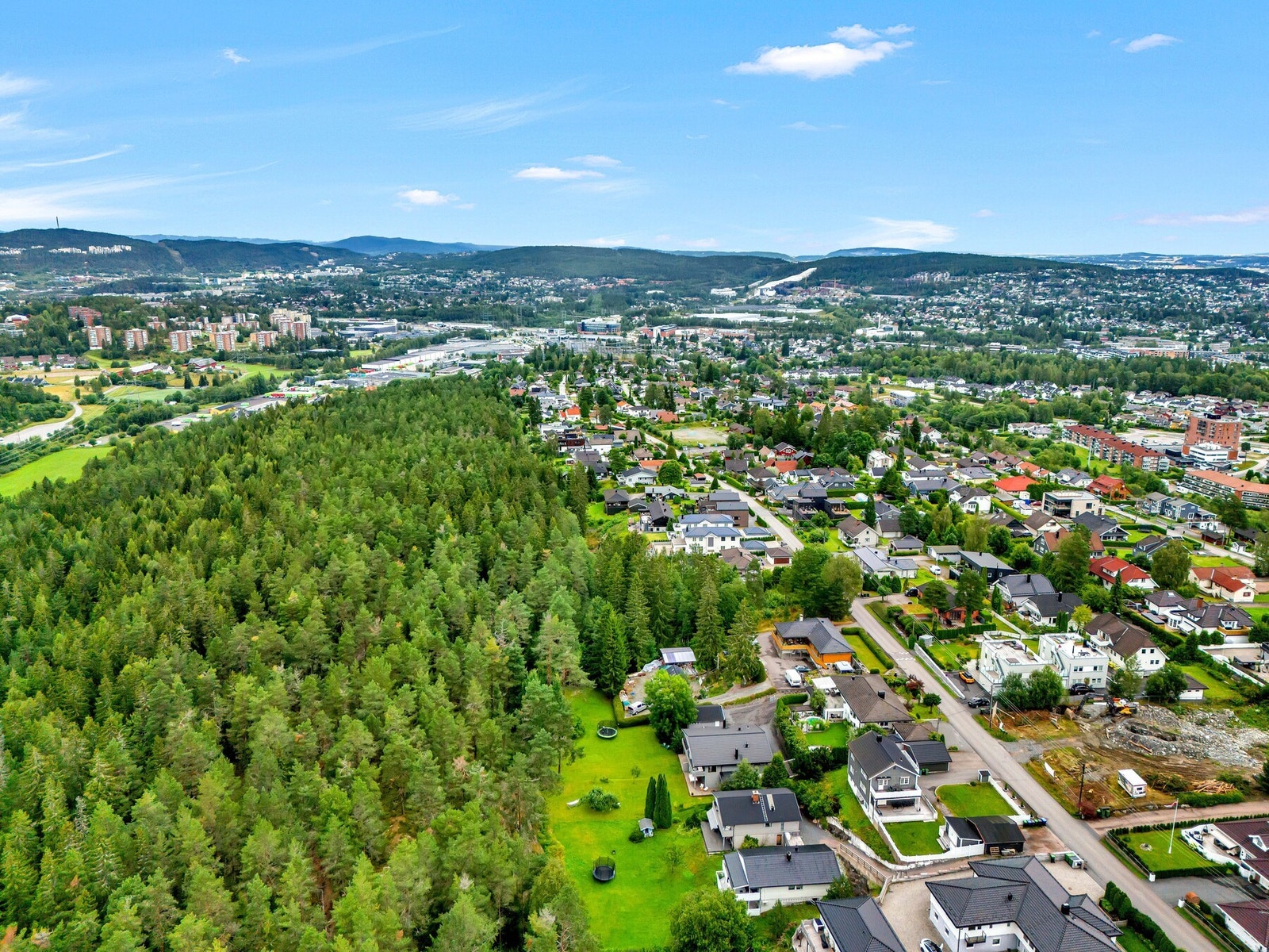 Her bor man med kort vei til dagligvarehandel, skoler i alle trinn, Lørenskog togstasjon, buss og til sentrum av Lørenskog med alle servicefasiliteter. Galleribilde