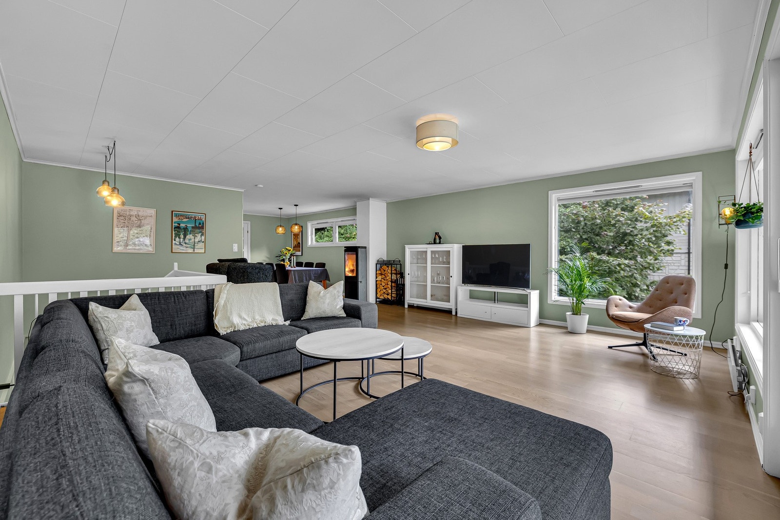 I stuen er det en praktisk planløsning med svært god plass til en stor sofagruppe og tilhørende TV-møblement. Galleribilde