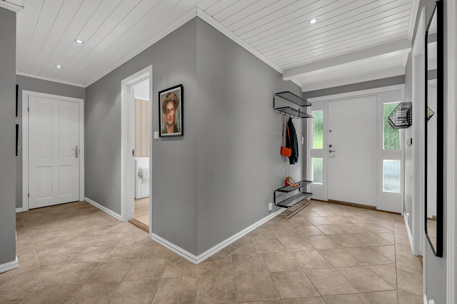 Det generøse arealet gir god plass til garderobeløsninger, benker eller oppbevaringsmøbler, og gjør dette til et funksjonelt rom både til daglig bruk og når mange skal inn samtidig. Galleribilde