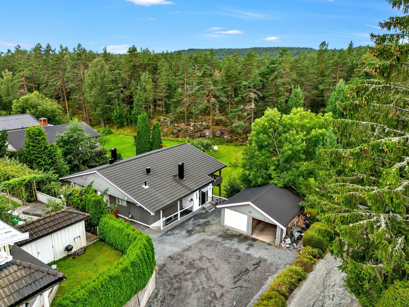 Det følger med en garasjeplass i dobbelgarasje hvor det ble montert elbillader i 2021. Galleribilde