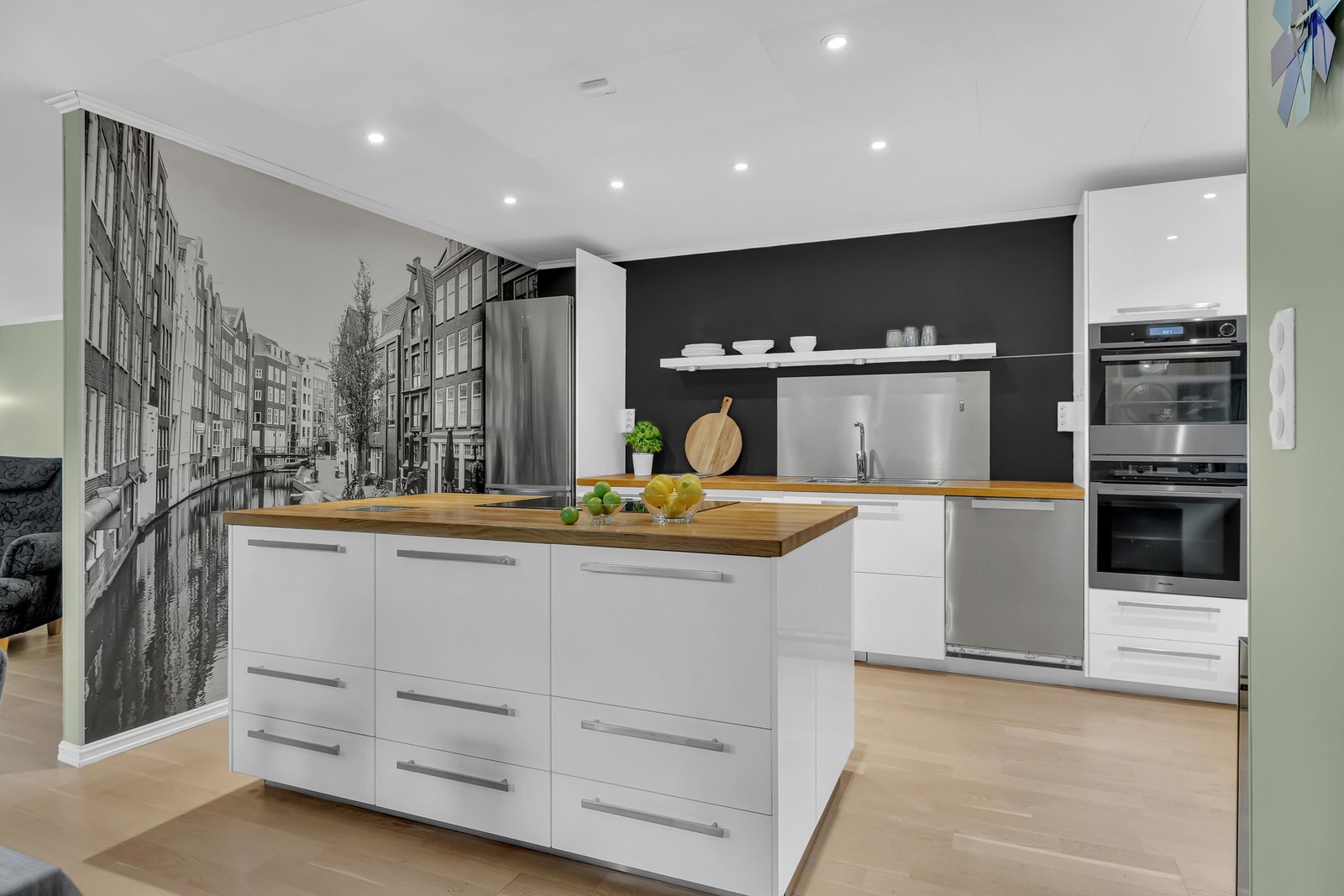 Kjøkkenet ble oppgradert i 2014 med innredning av hvite slette fronter, kombinert med benkeplate i heltre som gir et varmt og solid uttrykk. Galleribilde