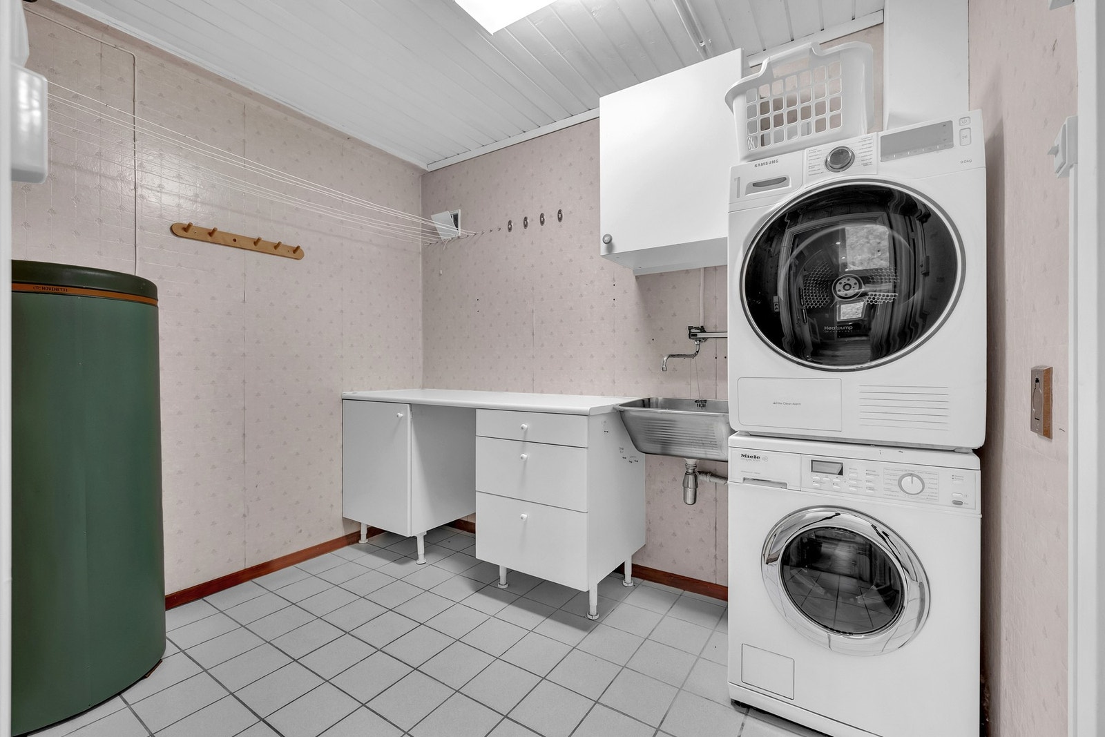 I underetasjen finner du et teknisk rom med opplegg for vaskemaskin og tørketrommel - en praktisk løsning som gjør klesvasken enkel og effektiv Galleribilde