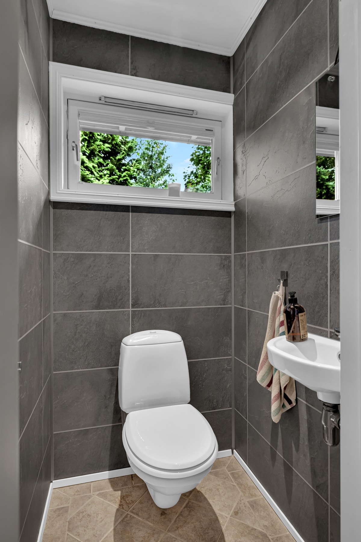 Toalettrommet ligger lett tilgjengelig i tilknytning til entréen i første etasje - en praktisk plassering i hverdagen og når man har gjester på besøk. Galleribilde