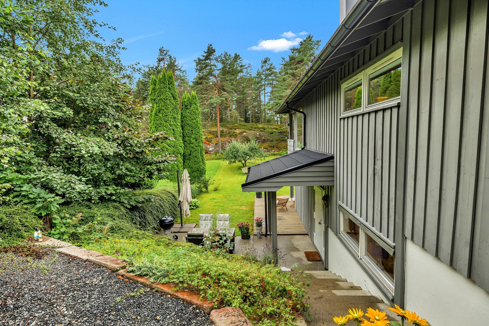 Eiendommen har to inngangspartier, det er støpt trapp ned til inngangspartiet til underetasjen. Galleribilde