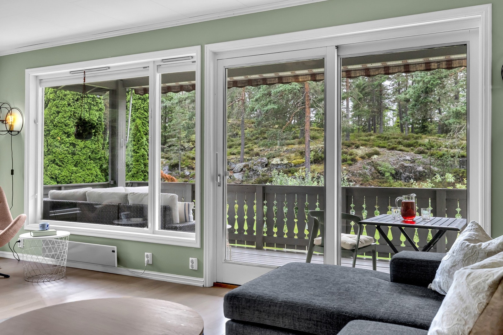 De store vinduene slipper inn masse naturlig lys, som gir rommet en lys og luftig atmosfære. Det er plissegardiner i alle vinduene til 1. etasjen (ikke balkongdør) fra Markisemannen. Galleribilde