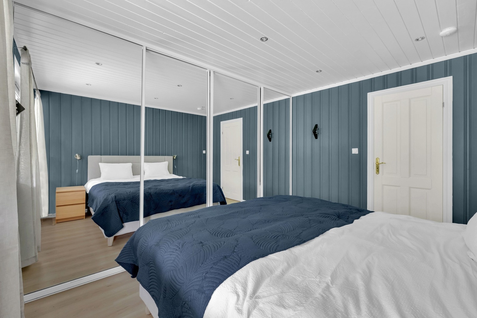 Hovedsoverommet er malt i en rolig og innbydende blåfarge, og har godt med lagringsplass i skyvedørsgarderobe. Det er i ettertid installert ny skyvedørsgarderobe, av typen flexiSlide, i eik der en dør har speil. Galleribilde