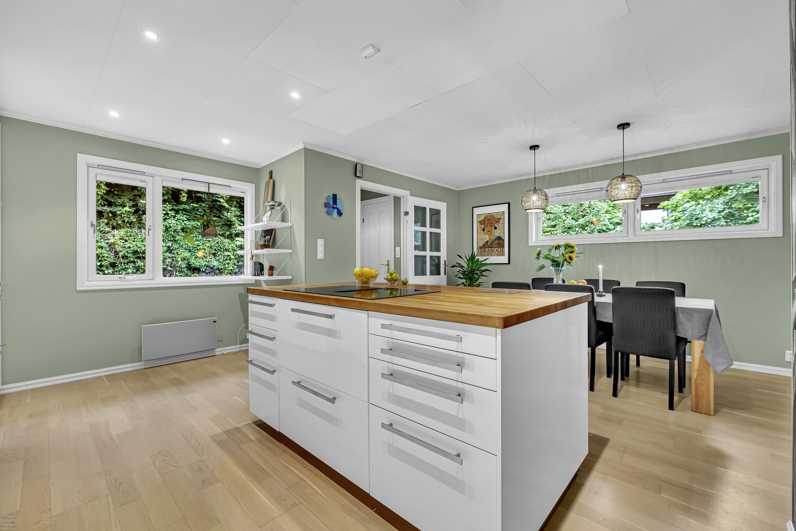 Kjøkkenøya har en praktisk pop-up stikkontakt, og det er ellers godt med strømuttak. Galleribilde