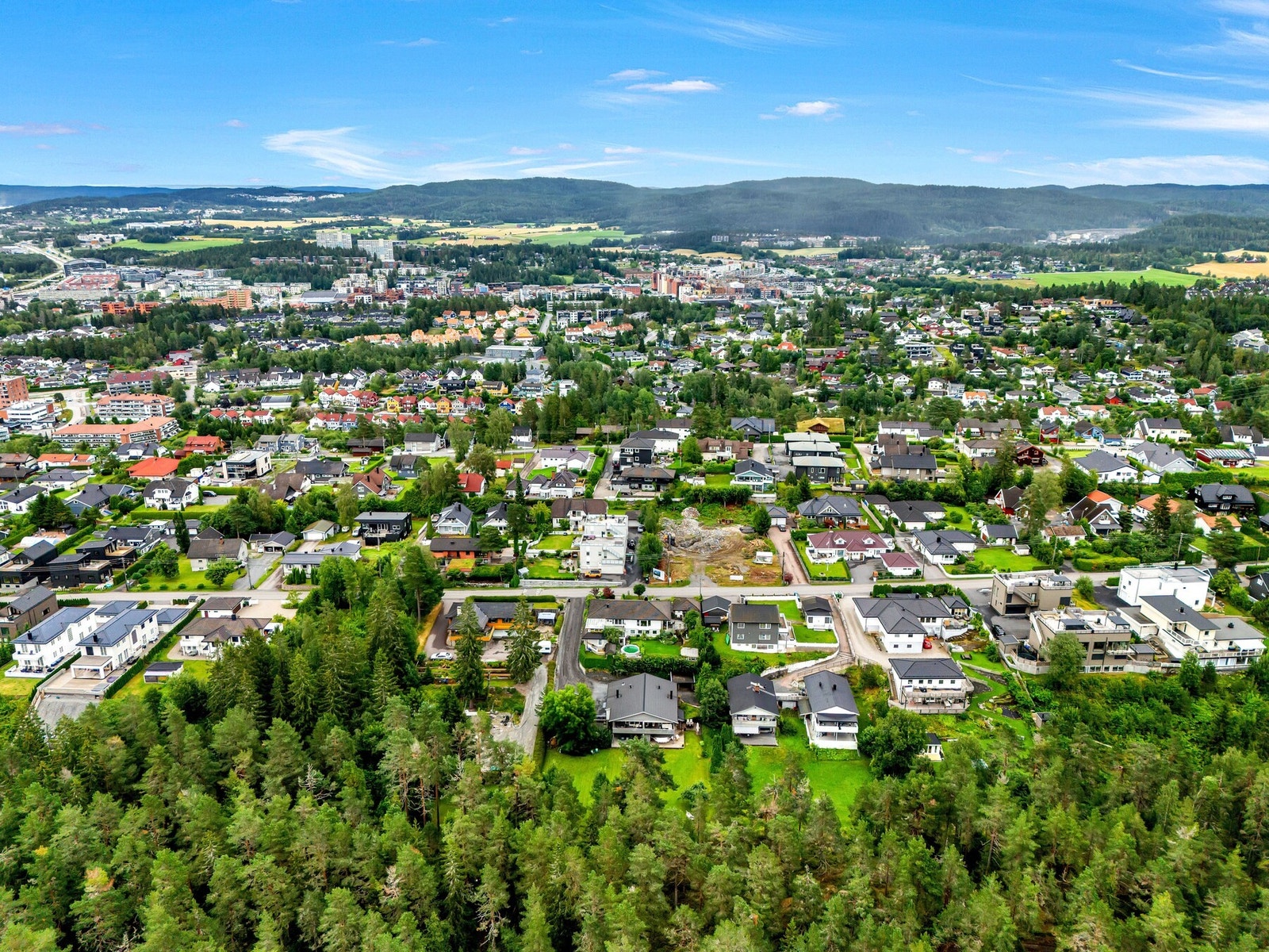 Området kan omtales som et av Romerikes mest populære områder med lite trafikkerte veier og marka med flott turterreng, lysløyper og turvei til idylliske Mariholtet i nærområdet. Galleribilde