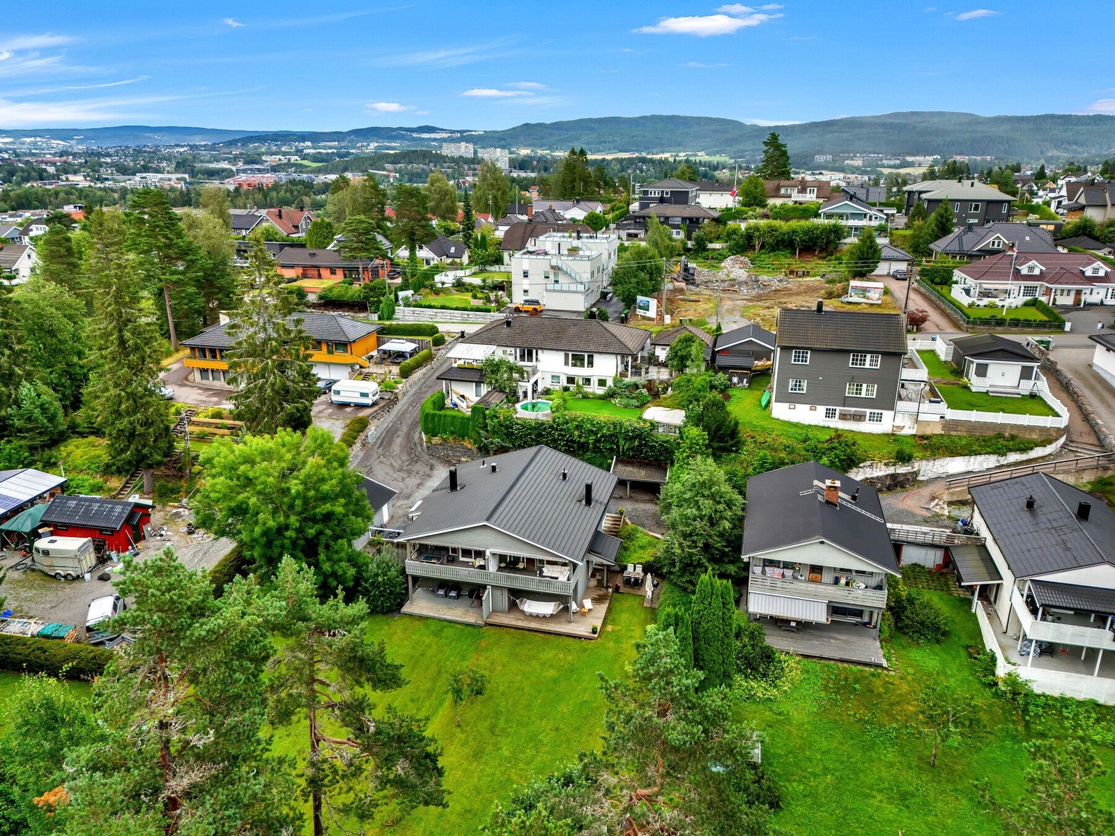 Vestaveien 56C er beliggende i et tilbaketrukket område, høyt og solrikt på Røykås/Rasta. Galleribilde