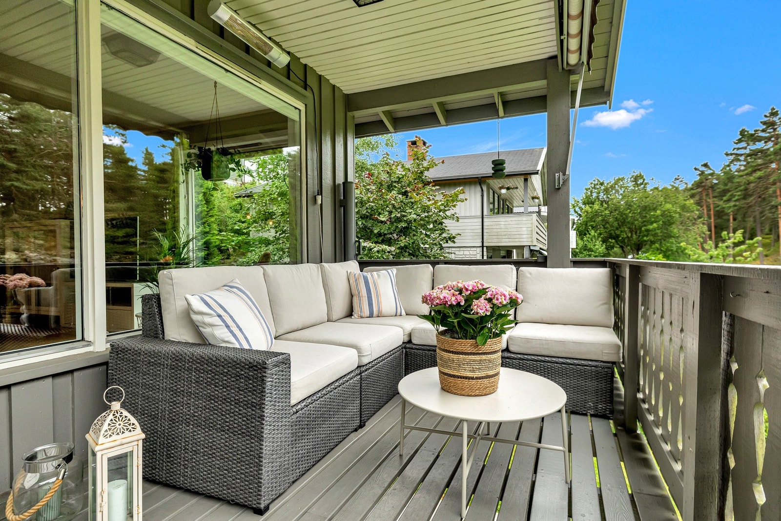 Perfekt for en kopp kaffe, grilling eller bare litt ro og fred i de grønne omgivelsene. Galleribilde