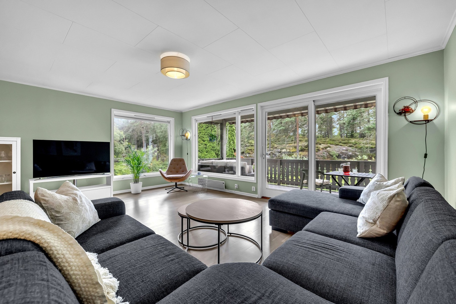 Her er det god plass til å samle hele familien - enten det er til en hyggelig middag eller en rolig kveld foran TV-en. Galleribilde