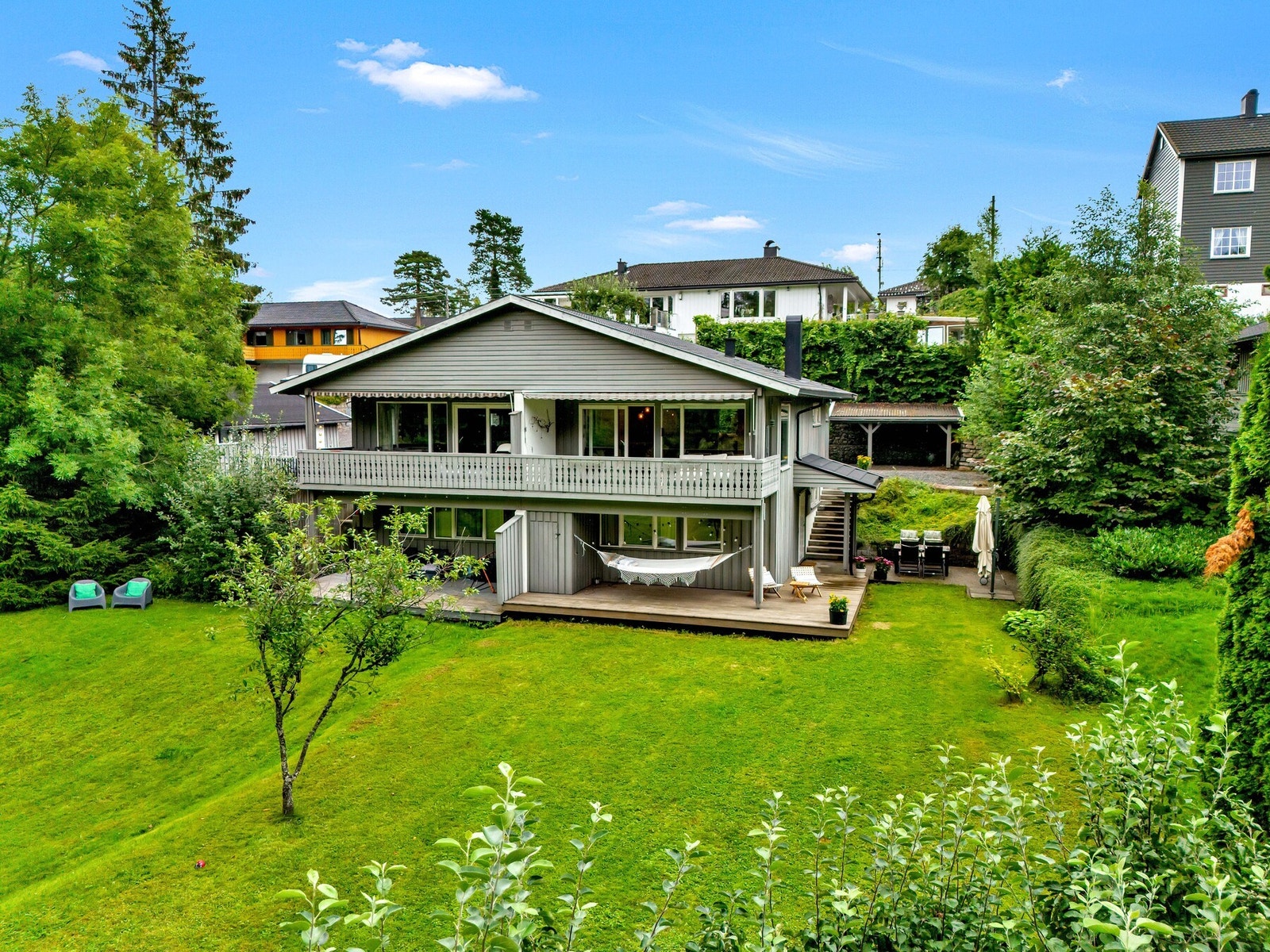 En attraktiv og innholdsrik vertikaldelt halvpart av en tomannsbolig over to plan. Galleribilde