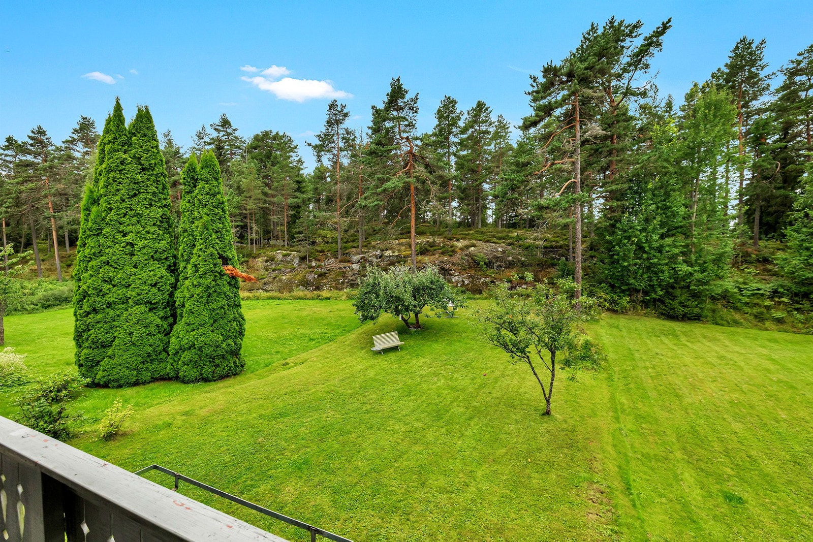 Fra balkongen er det en frodig utsikt mot hagen og Østmarka som ligger rett utenfor. Galleribilde