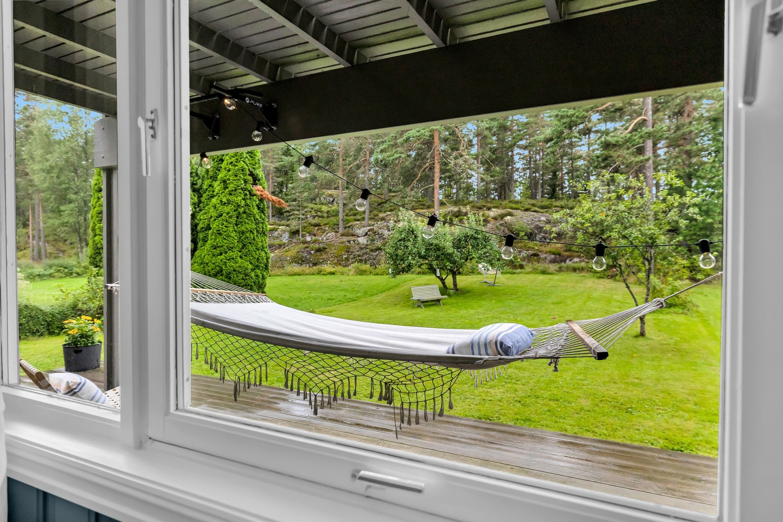 Utenfor vinduet er det grønt og frodig utsyn over terrassen, hagen og Østmarka! Galleribilde