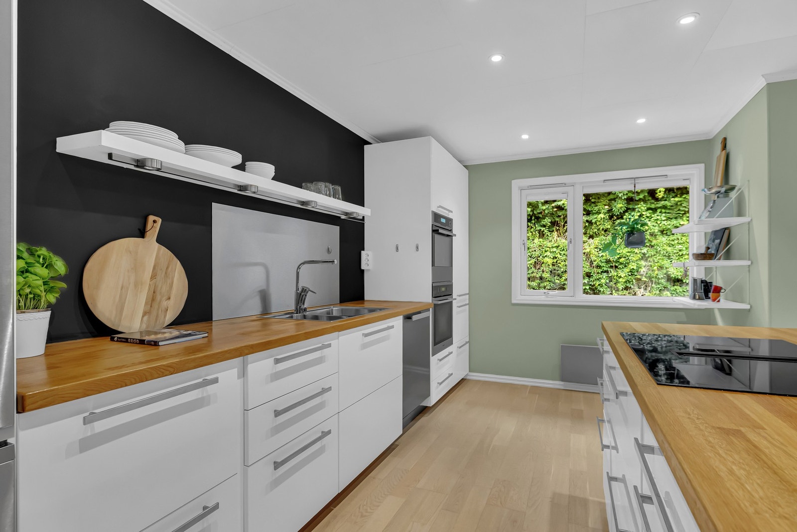 Kjøkkenet er utstyrt med integrert komfyr i høyskap og nisjer til kjøleskap med fryserdel og vaskemaskin. Galleribilde