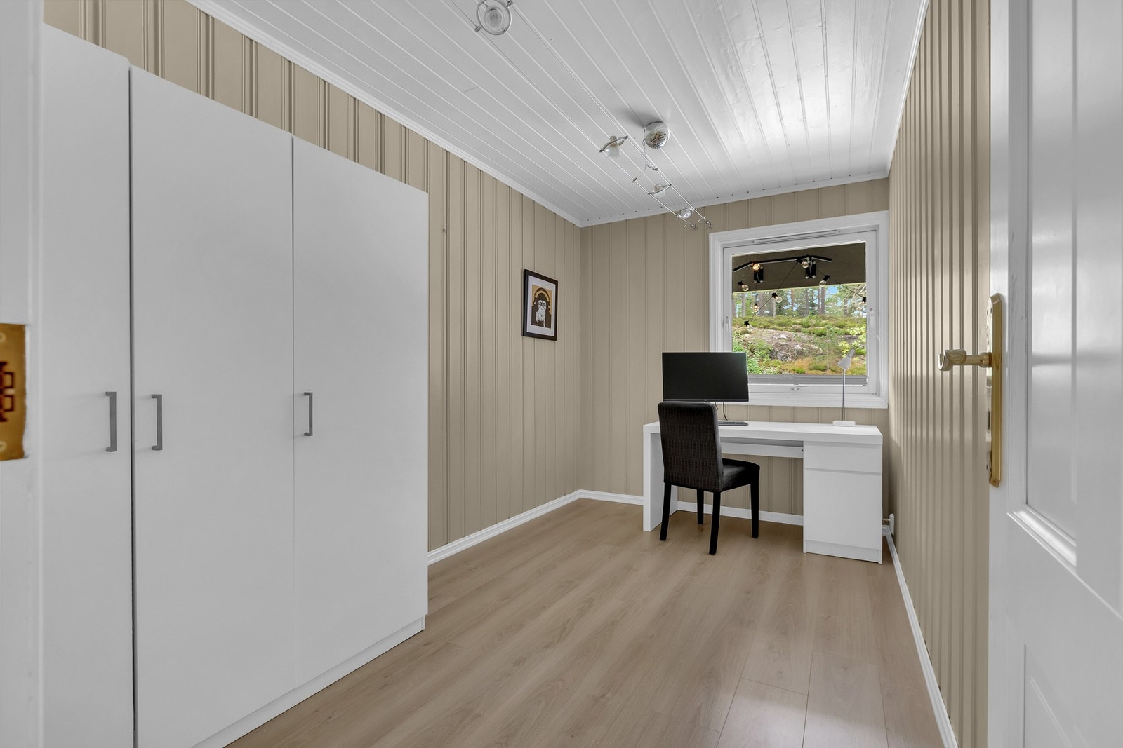 Vegg-i-vegg med hovedsoverommet ligger boligens andre soverom, perfekt som barnerom, gjesterom eller kontor. Galleribilde